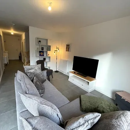 Freesia, Maison Neuve Avec Jardin Et Garage 別荘 *